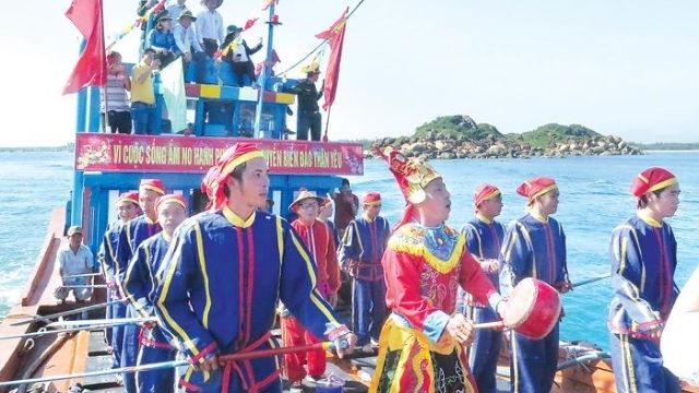 Tham gia lễ hội cầu ngư tại thị xã Cửa Lò