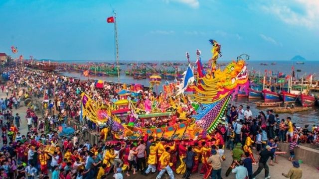 Tham gia lễ hội cầu ngư tại thị xã Cửa Lò